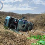 Volcadura de autobús deja un muerto y 30 heridos